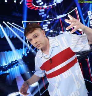Supremme de Luxe Instagram - Fotos de la gala 9 de @tucaramesuena en la que tuve que imitar a Quevedo. 

Pensaba que no iba a ser una imitación tan complicada, pero tanto el registro grave como el fraseo hicieron que le tuviese que dedicar bastante tiempo. Lo que pude comprobar es que Quevedo compone unas letras y unas melodías que conectan desde el primer segundo con el público y que se quedan grabadas en tu cabeza con una facilidad asombrosa. Me quito el sombrero ante esto 👏🏻👏🏻👏🏻

Las fotos de la gala son de @joseirun_fotografia