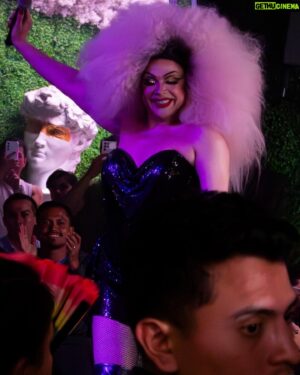 Supremme de Luxe Instagram - Algunas fotos de México 🇲🇽❤️🇲🇽

1- Con las bellas y talentosas @cristianperaltatranformista y @lalolitabanana 

2- Concierto con @laprohibida en @bajocircuito 

3- Con @garbineabasolo y @soyedgarsanchez paseando por CDMX

4- Con la leyenda mexicana @la_supermana

5- Banderas por todo CDMX para celebrar el Pride Mexicano

6- Exposición de Damián Ortega «Pico y elote»

7- Cantando en @ricoclubcdmx 

8- Momentos de promoción 

9- Cantando en @sundrag_brunch captada por el objetivo de @luvsraphotography