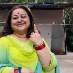 Supriya Shukla Instagram - कुछ ही समय बचा है..
अपना वोट ज़ाया ना करें...
Please vote🙏...
I voted.. As it's my right.. My responsibility.. My duty towards my nation... I stay in... I want my nation to be governed by able leaders who work for people of our nation...
Let democracy win..n let your VOTE COUNT🙏
भारत की जय हो 🙏
First time voter is also with us.. @damiashukla 
We need to make our children aware too.. About their rights n duties.. N importance of vote😊