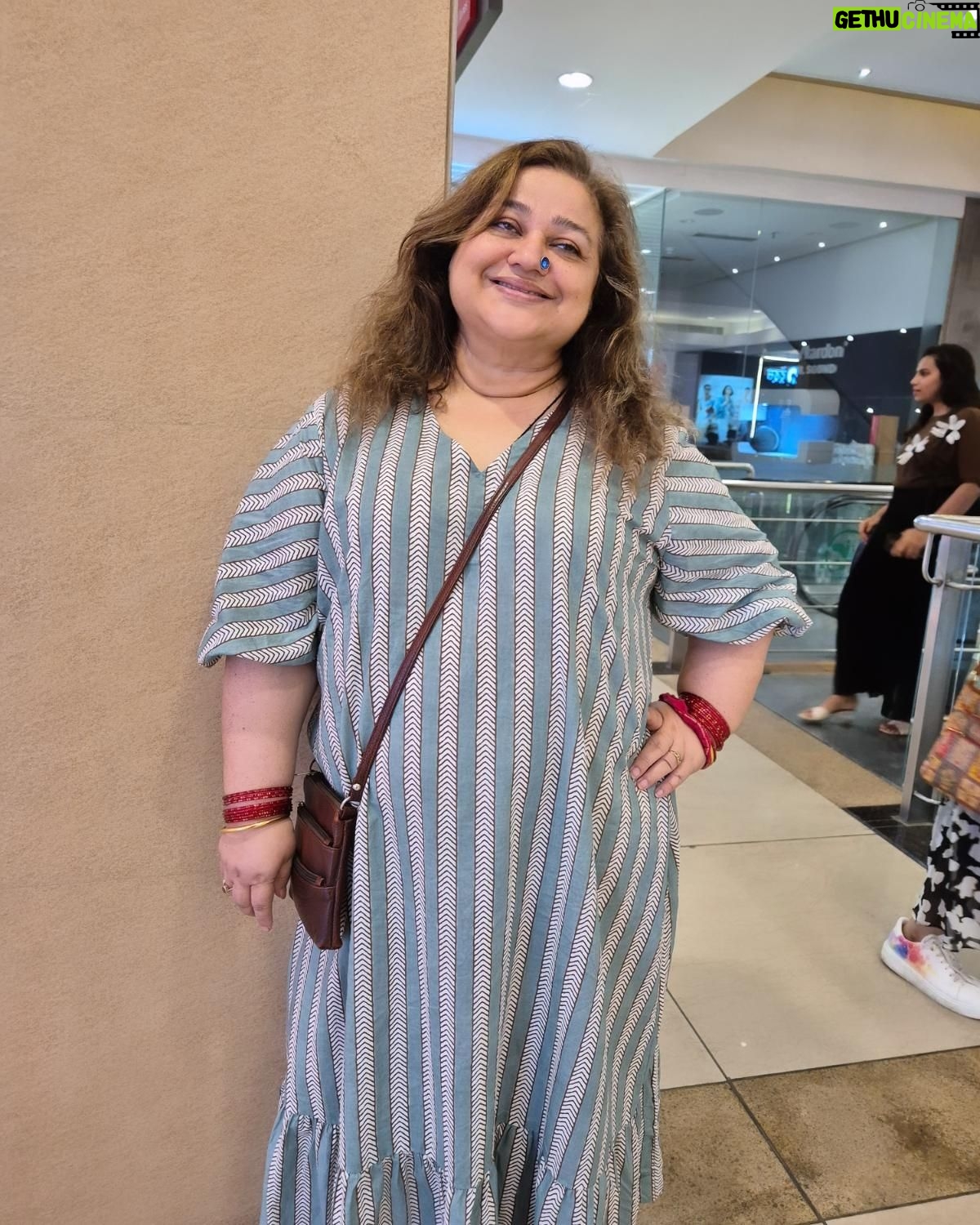 Supriya Shukla - 1.4K Likes - आज थोड़ा बाहर जाया जाए..
थोड़ी तफरी की जाय
बस मुस्कुरा लो.. और सब मुस्कुरा के देखा जाए 😊
Styled by @seam_stress_by_rajludhwani
Beautiful n comfortable frock by @nangaliaruchira