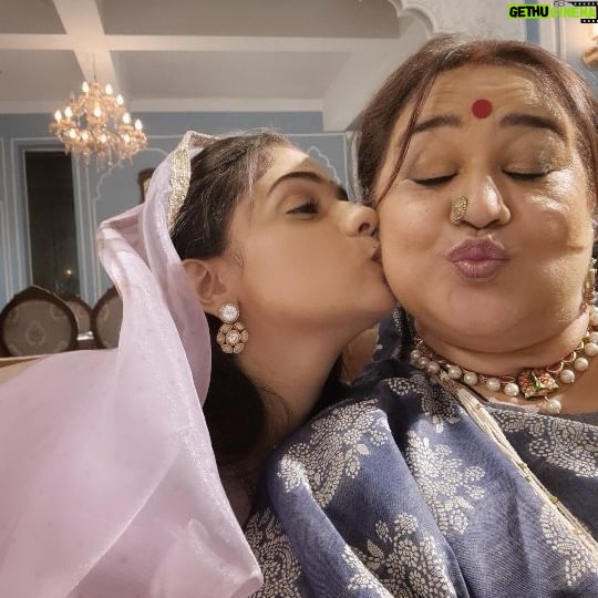 Supriya Shukla - 10.3K Likes - जन्मदिन मुबारक प्यारी बुलबुल ♥️..
श्रुति ❤️.. तुम हमेशा खुश रहो..
सपने की उड़ान भरो...
हरदम खिलखिलाती रहो
करो जो मन करें...
करती रहो अपनी मनमानी 😊...
गाती नाचती.. हर साल करो पार...
बड़ी होना.. पर रहना यूँही नटखट सी पगलेट दीवानी 😘
बहुत सारा प्यार ❤️