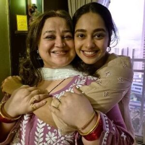 Supriya Shukla Instagram - तुम जानती हो... मुग्धा..हम मिले.... और याद किया उस दोस्त को.. जो चला गया है.. दूर .... बहुत सारी यादें.. और हंसी पीछे छोड़... हम मुस्काए... बातें हुईं.. पर वो उन मैं शामिल रहा... अभी भी उनका जाना झूठा सा लगता है... और लगता है.. वो कहीं से हमें मुस्काता देख रहें हैं...
हम जल्द ही मिलते रहेंगे.. जो पहले नहीं हो पाया.. उसे करते रहेंगे..
जीवन चलता रहता है.. गतिशील है...
Ferozji.. आपको हम हमेशा खुशी खुशी ही याद रखना चाहते हैं 🙏♥️

Wearing-@zubeida_diaries
Styled by @seam_stress_by_rajludhwani
