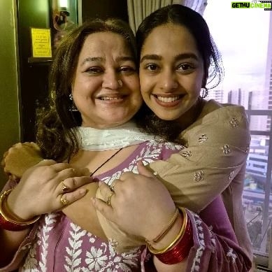 Supriya Shukla - 32.5K Likes - तुम जानती हो... मुग्धा..हम मिले.... और याद किया उस दोस्त को.. जो चला गया है.. दूर .... बहुत सारी यादें.. और हंसी पीछे छोड़... हम मुस्काए... बातें हुईं.. पर वो उन मैं शामिल रहा... अभी भी उनका जाना झूठा सा लगता है... और लगता है.. वो कहीं से हमें मुस्काता देख रहें हैं...
हम जल्द ही मिलते रहेंगे.. जो पहले नहीं हो पाया.. उसे करते रहेंगे..
जीवन चलता रहता है.. गतिशील है...
Ferozji.. आपको हम हमेशा खुशी खुशी ही याद रखना चाहते हैं 🙏♥️
Wearing-@zubeida_diaries
Styled by @seam_stress_by_rajludhwani