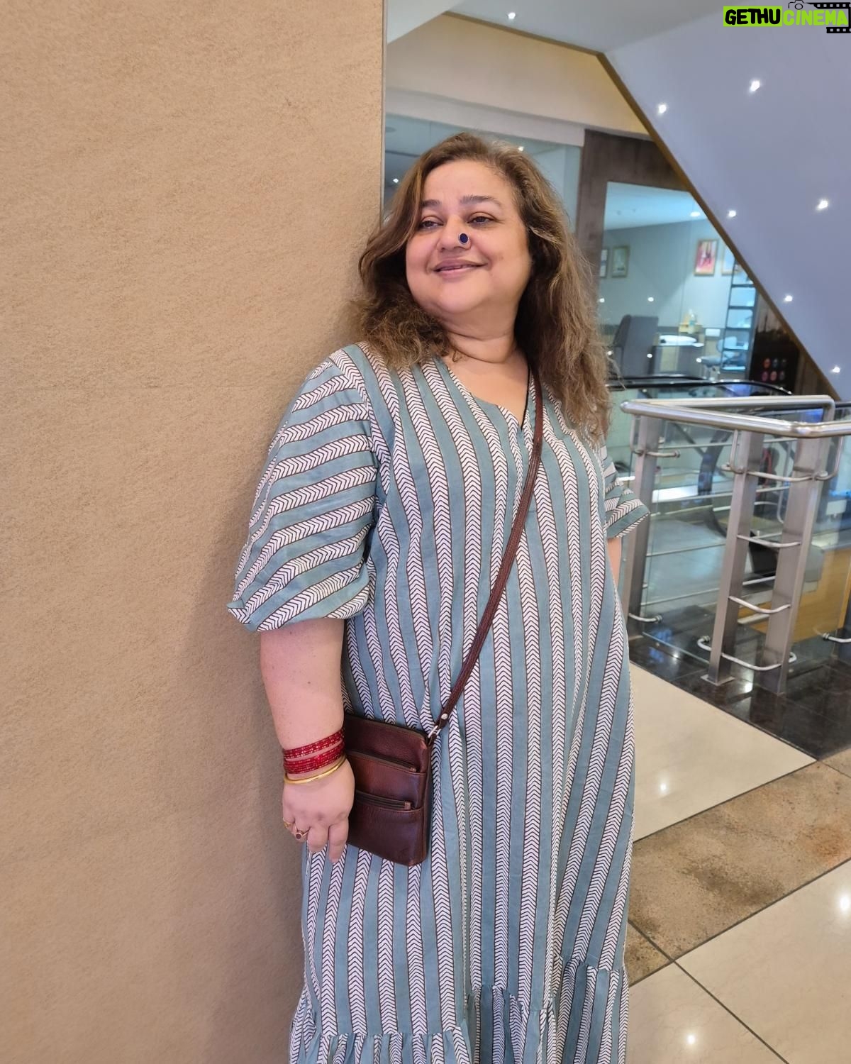 Supriya Shukla - 1.4K Likes - आज थोड़ा बाहर जाया जाए..
थोड़ी तफरी की जाय
बस मुस्कुरा लो.. और सब मुस्कुरा के देखा जाए 😊
Styled by @seam_stress_by_rajludhwani
Beautiful n comfortable frock by @nangaliaruchira
