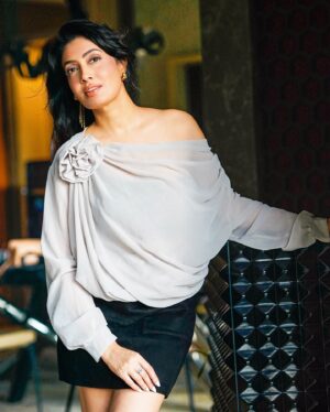 Surabhi Prabhu Instagram - I love happy me, she’s so pretty ❤️ ✨💫✨
.

.
.

Grey Slanted Neck Long Sleeve Pleated Blouse - @luluandskyofficial 
📷 - @vivek_tickoo 
Mua - @khushboojain_mua 

.
.
.
.
.
.
.
.
#luluandskyreels #luluandskyofficial #top #greytop 
#mumbaiblogger #tollywoodactress #surabhiprabhu #otd  #hindiquotes 
 #indianblogger #mumbai #mumbaikar #mumbaidiaries #mumbaifashion #bollywoodhot #voompla #pinkvilla #bollywoodcinema #हिंदी #bollywoodmovies #supermodel #modeldiaries #thekapilsharmashow #travelgram #mumbaiinfluencer  #indianinfluencer #koffeewithkaran #bollywoodactoractress #bollywoodactress #surabhi

Surabhi Prabhu looking stunning in  grey colour top by Lulu&Sky . in the background, we can see a beautiful interior of a bungalow . This looks like a fashion shoot.  Grey top, fashion diva, Mumbai blogger, today’s outfit, great sense of fashion, and style