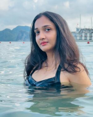 Surabhi Santosh Instagram - 🖤🖤🖤
📸: @pranavchandranofficial