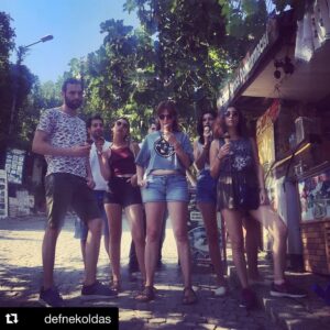 Süreyya Güzel Instagram - Son zamanların en iyilerinden #tbt. Karadut Medresesi. #tiyatromedresesi #şirince #newfriends #hoşgeldiniz #wearepurelove ve yetenekli bayan @defnekoldas also @cihatsuvari #Repost @defnekoldas
・・・
oyuncu arkadaşlarımla şirincenin keyfini sürüyoruz. #ençokmustafasürüyor