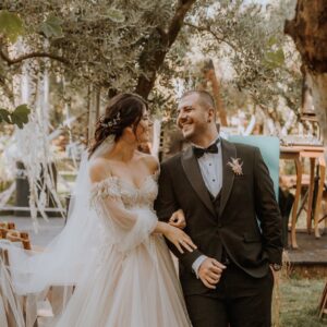 Süreyya Güzel Instagram - Kızkardeş kelimesi yetersiz geldi fotoğraflara bakarken. Canım, miniğim, yeri geldi mi büyüğüm, dünya tatlısı cadım, yoldaşım, sevdiceğim hayatına yeni bir yön verdi. Dolu dolu, keyifle, zıpırlıklarla tatlı tatlı, neşeyle yaşayın  hayatınızı beraber. Bir erkek kardeş geldi aileye. Hoşgeldin aramıza Alper, oğluşumun adaşı. Güzel günleriniz olsun beraber. Sizi seviyorum. Üçümüz birlikte, tek durduğumuz bi foti bulucam bir ara😂🥰 Fotoğraflar için teşekkür ederiz @izmirweddingphoto