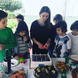 Süreyya Güzel Instagram - Rüzgar bize 1 Nisan şakası yaptı. Mumların hepsini yakamadık. Bir temsilci seçtik, onu yaktık.Alper üfledi. 🧚‍♀️