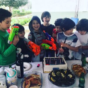 Süreyya Güzel Instagram - Rüzgar bize 1 Nisan şakası yaptı. Mumların hepsini yakamadık. Bir temsilci seçtik, onu yaktık.Alper üfledi. 🧚‍♀️