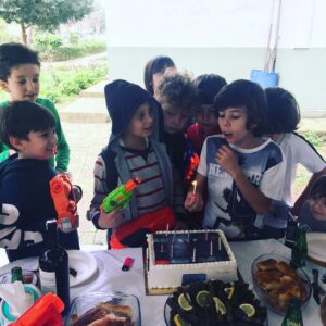 Süreyya Güzel Instagram - Rüzgar bize 1 Nisan şakası yaptı. Mumların hepsini yakamadık. Bir temsilci seçtik, onu yaktık.Alper üfledi. 🧚‍♀️