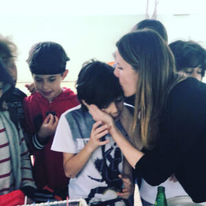 Süreyya Güzel Instagram - Rüzgar bize 1 Nisan şakası yaptı. Mumların hepsini yakamadık. Bir temsilci seçtik, onu yaktık.Alper üfledi. 🧚‍♀️