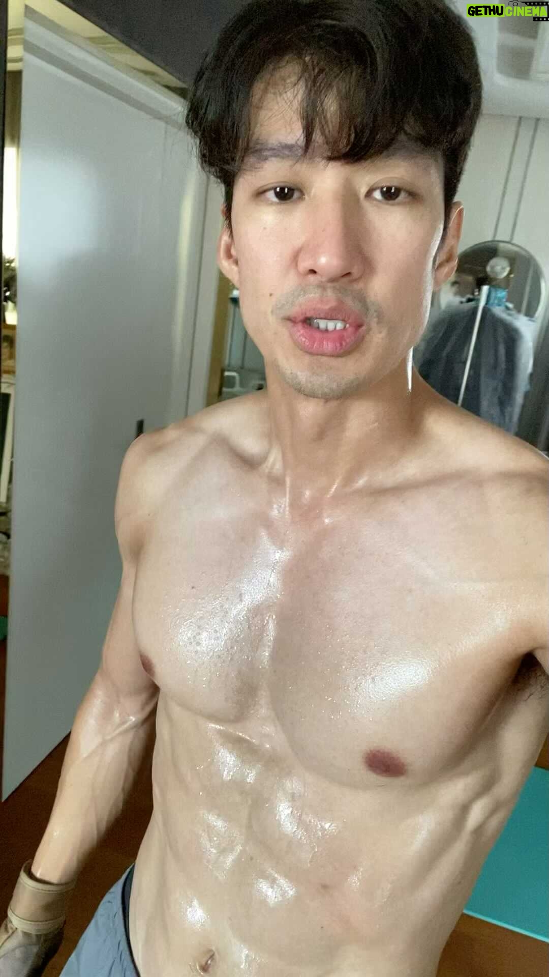 Suriyont Arunwattanakul - 15.1K Likes - HIIT 6 ท่า ในวันที่มีเวลาน้อย แต่ Muscle และ Cardio ต้องได้ทั้งคู่ 🔥🔥 ก็จัดสิครับ หัวใจดี ปอดดี เพิ่มการเผาผลาญ และได้กล้ามเนื้อครบทุกส่วนอีกด้วย ✌️✌️ทำต่อเนื่อง 6 ท่า (ท่าละ 20 ครั้ง ยกเว้น Pull up 10 ครั้งพอ) ฝึก 3 Set พัก Setละ 2 นาที ลุยยยยยยยยยยยยยยย #ฝึกต่อไปดิวะ #หนักไม่หนักไม่รู้รู้แต่ไม่เคยหยุดจนกว่าจะสุดลมหายใจ #กลับมาเล่นครั้งนี้ต้องครบไม่งั้นไม่จบ #อย่าได้เบาอย่าได้แผ่ว #เอาไปให้หมดทั้งร่างกายและหัวใจ #workoutmotivation #weighttraining #bodybuilding #leanmuscle #gym #trainhard #workout