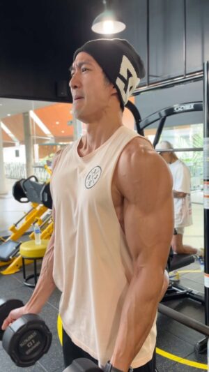 Suriyont Arunwattanakul Instagram - Dumbbells Biceps Curl วันนี้ บิดมุมกว้าง ขยี้ Biceps Short Head ครับผม 🔥🔥 Set ที่ 4 แม้จะทรมาน ก็ต้องผ่านไปให้ได้ 555 #ฝึกต่อไปดิวะ #หนักไม่หนักไม่รู้รู้แต่ไม่เคยหยุดจนกว่าจะสุดลมหายใจ  #กลับมาเล่นครั้งนี้ต้องครบไม่งั้นไม่จบ #อย่าได้เบาอย่าได้แผ่ว #เอาไปให้หมดทั้งร่างกายและหัวใจ #workoutmotivation #weighttraining #bodybuilding #leanmuscle #gym #trainhard #workout