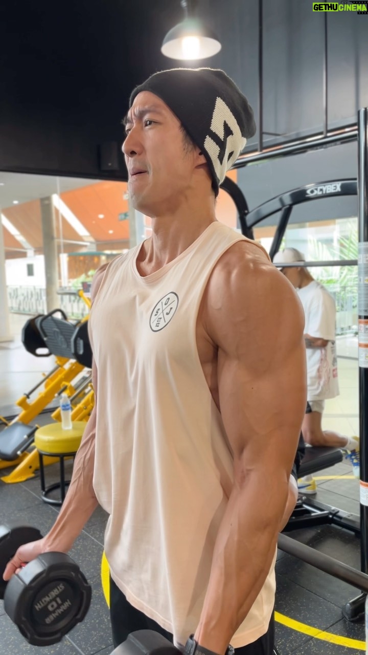 Suriyont Arunwattanakul - 3.4K Likes - Dumbbells Biceps Curl วันนี้ บิดมุมกว้าง ขยี้ Biceps Short Head ครับผม 🔥🔥 Set ที่ 4 แม้จะทรมาน ก็ต้องผ่านไปให้ได้ 555 #ฝึกต่อไปดิวะ #หนักไม่หนักไม่รู้รู้แต่ไม่เคยหยุดจนกว่าจะสุดลมหายใจ #กลับมาเล่นครั้งนี้ต้องครบไม่งั้นไม่จบ #อย่าได้เบาอย่าได้แผ่ว #เอาไปให้หมดทั้งร่างกายและหัวใจ #workoutmotivation #weighttraining #bodybuilding #leanmuscle #gym #trainhard #workout