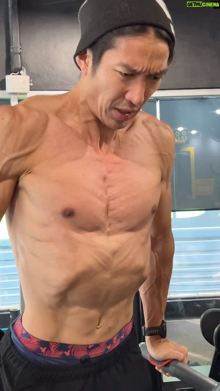 Suriyont Arunwattanakul - 3.8K Likes - - เป้าหมายตอนนี้ของ Muscle Training คือ เติม อก ให้เต็มทั้ง 3 ส่วน เท่าๆกัน ให้ได้ครับ เล่นอกหนักขึ้น เพื่อให้อกเต็มและเห็น 3 ส่วนชัดๆ เวลาออกแรง ใน Clip เริ่มเห็นบ้างละครับ Pectoralis Major ( บน กลาง ล่าง ) รวมถึง Pectoralis Minor กล้ามเนื้ออกที่อยู่ด้านในด้วยครับ กล้ามเนื้อส่วนอื่นพยายาม Maintain ไว้ให้ได้( ซ้อมวิ่งเยอะขึ้น เพราะตั้งเป้าว่า จะวิ่ง 10 Km. ที่ Sub40 ให้ได้สักครั้ง เลยหนักเลย 😂😂 ) - คุมอาหาร 70 - 80 % Clean เช่นเดิม ✌️✌️ FAT = 4.6 % ครับ ตอนนี้ #ฝึกต่อไปดิวะ #หนักไม่หนักไม่รู้รู้แต่ไม่เคยหยุดจนกว่าจะสุดลมหายใจ #กลับมาเล่นครั้งนี้ต้องครบไม่งั้นไม่จบ #อย่าได้เบาอย่าได้แผ่ว #เอาไปให้หมดทั้งร่างกายและหัวใจ #workoutmotivation #weighttraining #bodybuilding #leanmuscle #gym #trainhard #workout