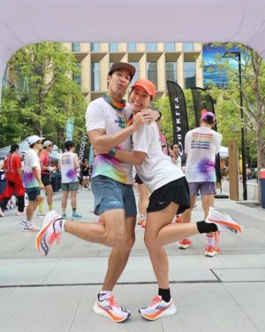 Suriyont Arunwattanakul Instagram - Bro ❤️ Sis Running. 🏃🏃 @tyratelling  @rev.runnr #revrunnrpriderun
#SauconyThailand
#EndorphinPro4
#REVRUNNR