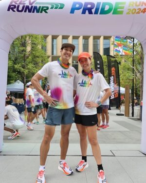 Suriyont Arunwattanakul Instagram - Bro ❤️ Sis Running. 🏃🏃 @tyratelling  @rev.runnr #revrunnrpriderun
#SauconyThailand
#EndorphinPro4
#REVRUNNR