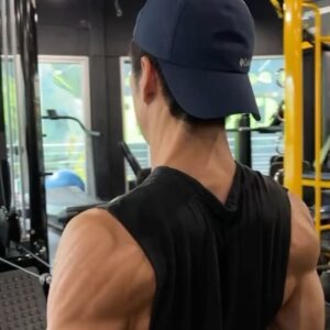 Suriyont Arunwattanakul Instagram - เมื่อวาน ชุดนี้เล่นแบบ Recovery (เพราะเพิ่งกลับมาจาก Trail) : กล้ามเนื้อหลัก คือ หลัง แต่อยากให้ Focus กล้ามเนื้อรองกันบ้าง คือ ไหล่ 🔥🔥 ดูเส้นกล้ามเนื้อที่มันดีดดิ้น ตื่นตัว ดีใจราวกับได้อาหารจานโปรด 🔥🔥 เห็นแล้วปลื้มปลิ่มไปด้วย 😍😍 #ฝึกต่อไปดิวะ #หนักไม่หนักไม่รู้รู้แต่ไม่เคยหยุดจนกว่าจะสุดลมหายใจ  #กลับมาเล่นครั้งนี้ต้องครบไม่งั้นไม่จบ #อย่าได้เบาอย่าได้แผ่ว #เอาไปให้หมดทั้งร่างกายและหัวใจ #workoutmotivation #weighttraining #bodybuilding #leanmuscle #gym #trainhard #workout