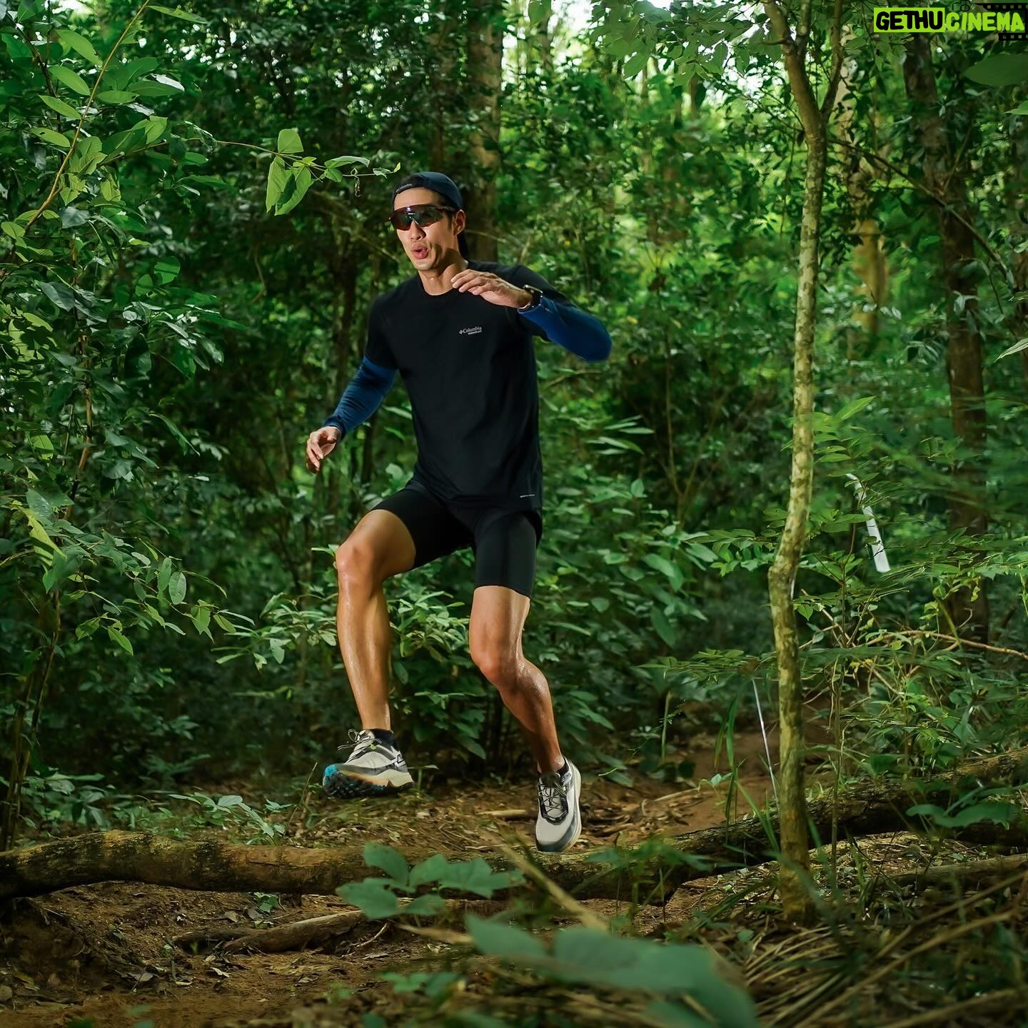 Suriyont Arunwattanakul - 1.8K Likes - Trail แรก สุดประทับใจกับประสบการณ์ที่ได้รับ 2 ความพรัอม : สิ่งกีดขว้างหรืออุปสรรคต่างๆ มากมายบนพื้นและรอบตัวเราที่ไม่สามารถคาดการณ์ได้เลย เช่น สภาพพื้นดินที่ไม่เรียบ ไม่เท่ากัน กรวด หิน ดิน ทราย หลุม บ่อ แห้ง เปียก เนิน หญ้า ต้นไม้ กิ่งไม้ ที่พาดไปมา หรือ รากต้นไม้ ท่อนไม้ บนพื้น ….. และ สัญลักษณ์บอกเส้นทางไปสู่เส้นชัย มองตรงอย่างเดียวไม่ได้ 🔥🔥🔥🔥 ทุกประสาทสัมผัสของสมอง ร่างกายทุกส่วน และ สติ ต้องตื่นตัว พร้อมถึงขีดสุดและต้องไม่ลดลงแม้จะเหนื่อยแค่ไหน การเตรียมสภาพร่างกาย พลังงานปัจจุบันและพลังงานสะสม ก่อน ระหว่าง และหลัง แข่งสำคัญทั้งหมด ✌️✌️ #หรือTrailคือทางของเรา #trail #trailrunning #trails #trailrunner