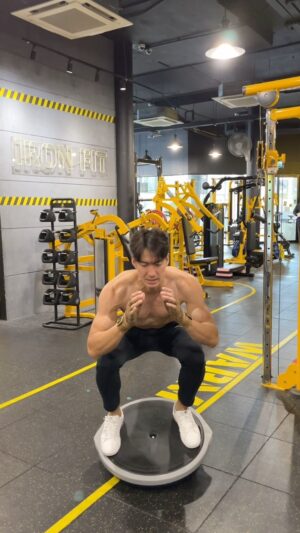 Suriyont Arunwattanakul Instagram - Functional Training with Bosu Ball 🔥 เน้น เพิ่มความแข็งแกร่งของ Core Muscle และ Balance ของร่างกายทั้งแนวตั้ง และ แนวนอน 🔥 สุดจริง ดีมาก ลองดูนะครับ *** ผู้เริ่มต้นฝึก ให้ฝึกแยกส่วน Push up ,  Squat บนพื้นก่อน ต่อมาค่อยๆฝึก ยืนขึ้นที่ละขาบน Bosu Ball จนชำนาญ แล้วค่อยรวมท่านะครับ  หลังจากนั้นค่อยฝึกกระโดดขึ้นนะครับ *** เน้นปลอดภัยครับทุกคน @ironfit_th #ฝึกต่อไปดิวะ #หนักไม่หนักไม่รู้รู้แต่ไม่เคยหยุดจนกว่าจะสุดลมหายใจ  #กลับมาเล่นครั้งนี้ต้องครบไม่งั้นไม่จบ #อย่าได้เบาอย่าได้แผ่ว #เอาไปให้หมดทั้งร่างกายและหัวใจ #workoutmotivation #weighttraining #bodybuilding #leanmuscle #gym #trainhard #workout