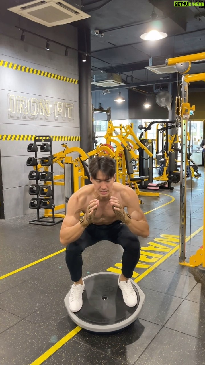 Suriyont Arunwattanakul - 2K Likes - Functional Training with Bosu Ball 🔥 เน้น เพิ่มความแข็งแกร่งของ Core Muscle และ Balance ของร่างกายทั้งแนวตั้ง และ แนวนอน 🔥 สุดจริง ดีมาก ลองดูนะครับ *** ผู้เริ่มต้นฝึก ให้ฝึกแยกส่วน Push up , Squat บนพื้นก่อน ต่อมาค่อยๆฝึก ยืนขึ้นที่ละขาบน Bosu Ball จนชำนาญ แล้วค่อยรวมท่านะครับ หลังจากนั้นค่อยฝึกกระโดดขึ้นนะครับ *** เน้นปลอดภัยครับทุกคน @ironfit_th #ฝึกต่อไปดิวะ #หนักไม่หนักไม่รู้รู้แต่ไม่เคยหยุดจนกว่าจะสุดลมหายใจ #กลับมาเล่นครั้งนี้ต้องครบไม่งั้นไม่จบ #อย่าได้เบาอย่าได้แผ่ว #เอาไปให้หมดทั้งร่างกายและหัวใจ #workoutmotivation #weighttraining #bodybuilding #leanmuscle #gym #trainhard #workout