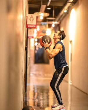 Suriyont Arunwattanakul Instagram - “ Wall Ball 6 Kg.“ เป็นหนึ่งในการ Training ที่ผมชอบที่สุด สำคัญที่ตอนโยนรับบอล ต้องเกร็งแกนกลางลำตัวให้ดี และท่า Squat ต้องเป๊ะ ตอนลง ถึงจะได้ประโยชน์สูงสุด มีผลต่อการส่งบอลขึ้นกำแพงได้ดีขึ้นด้วยครับ HIIT กับ หมอเมย์ @may_samitada ระบบกล้ามเนื้อและระบบหายใจพัฒนาขึ้นทุกครั้งจริงๆครับ ❤️❤️🔥🔥💪💪 @mayclinic.official #ฝึกต่อไปดิวะ #หนักไม่หนักไม่รู้รู้แต่ไม่เคยหยุดจนกว่าจะสุดลมหายใจ  #กลับมาเล่นครั้งนี้ต้องครบไม่งั้นไม่จบ #อย่าได้เบาอย่าได้แผ่ว #เอาไปให้หมดทั้งร่างกายและหัวใจ #workoutmotivation #weighttraining #bodybuilding #leanmuscle #gym #trainhard #workout