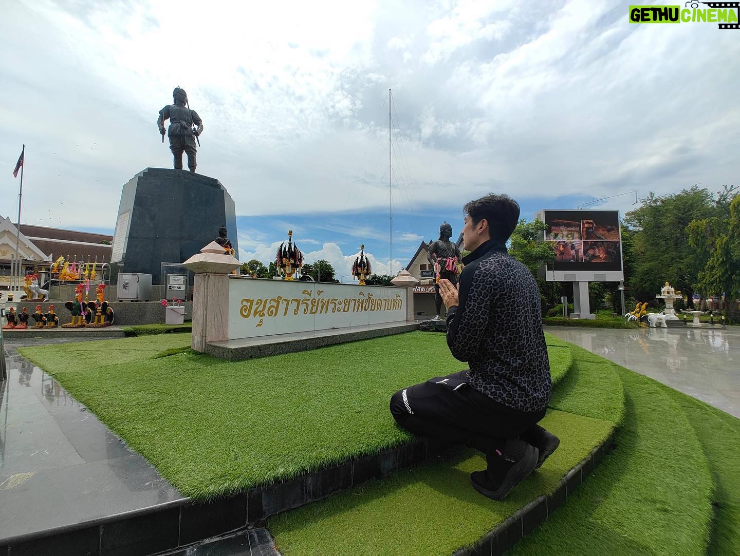 Suriyont Arunwattanakul - 2K Likes - สักการะ กราบไหว้ “พระยาพิชัยดาบหัก” ณ อ. เมือง จ. อุตรดิตถ์ ด้วยเคารพบูชา พลัง และ ขวัญกำลังใจ ให้การแข่งขันชกมวยไมยโลก Thai Fight คาดเชือกพระยาพิชัยดาบหัก ค่ำวันนี้ดำเนินไปด้วย ความสนุกสนานของแฟนๆที่มาชม การทำงานสมบูรณ์แบบ สำเร็จ ลุล่วง ทุกประการ 🙏🙏