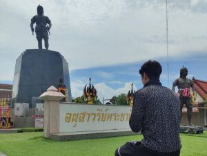 Suriyont Arunwattanakul Instagram - สักการะ กราบไหว้ “พระยาพิชัยดาบหัก” ณ อ. เมือง จ. อุตรดิตถ์  ด้วยเคารพบูชา พลัง และ ขวัญกำลังใจ ให้การแข่งขันชกมวยไมยโลก  Thai Fight คาดเชือกพระยาพิชัยดาบหัก ค่ำวันนี้ดำเนินไปด้วย ความสนุกสนานของแฟนๆที่มาชม การทำงานสมบูรณ์แบบ สำเร็จ ลุล่วง ทุกประการ 🙏🙏