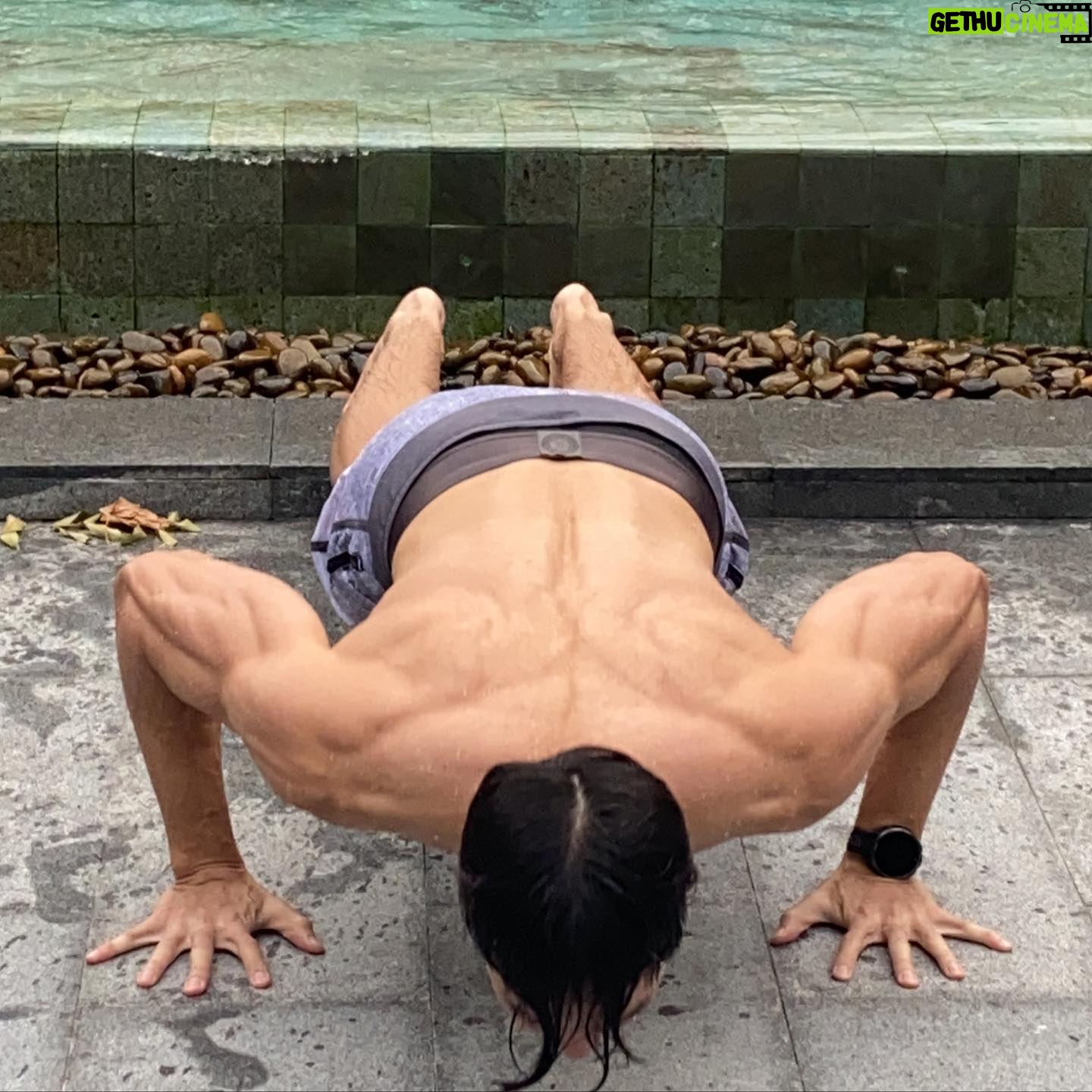 Suriyont Arunwattanakul - 1.9K Likes - ฝึกแบบ Isomatric คือการเกร็งค้าง ให้กล้ามเนื้อเกร็งตัวอยู่กับที่ ไม่เกิดการเคลื่อนไหว : Plank คือหนึ่งในนั้น ปกติจะ Plank ในท่าเตรียม Push up จะใช้การวางฝ่ามือ หรือ วางท่อนแขน ราบกับพื้น ✌️✌️ แต่ครั้งนี้ ผม Plank ในอีกจังหวะบ้าง เป็น Push up จังหวะลงตามแรงโน้มถ่วง แต่ไม่สุด แล้วเกร็งค้างไว้ ให้กล้ามเนื้อเกิดความเครียดในระยะเวลาหนึ่งๆ 🔥🔥 โอ้ว … ดีจัดๆ ได้ทุกส่วนของร่างกายจริงๆ สังเกตุได้ 👍👍 #ฝึกต่อไปดิวะ #หนักไม่หนักไม่รู้รู้แต่ไม่เคยหยุดจนกว่าจะสุดลมหายใจ #กลับมาเล่นครั้งนี้ต้องครบไม่งั้นไม่จบ #อย่าได้เบาอย่าได้แผ่ว #เอาไปให้หมดทั้งร่างกายและหัวใจ #workoutmotivation #weighttraining #bodybuilding #leanmuscle #gym #trainhard #workout