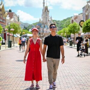 Surya Insomnia Instagram - jangan ajakin aku ke hongkong disneyland dulu ya 6-8 tahun ini
.
aku gakuat sama panasnya.. muka sama punggung udh berasa medium well
.
.
.
📷: @gradykayzel