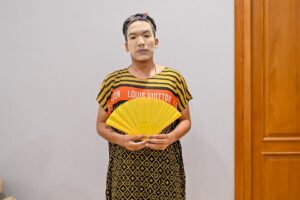 Surya Insomnia Instagram - nih aku ceritain hari kedua
.
jadi si wendi sama si soleh bagian kostum,kita dipakein baju linmas,lengkap sama gesper sama kaos dalemnya
.
terus kita apel pagi,tadinya mau apel malang tapi ga mungkin karna kita di tawangmangu kan jauh. 
.
abis itu kita riding ke jogja,buset panas banget dah kaya pertandingan milan tapi gaada ac nya. terus kita nyampe jogja ke @foom_id @foomstore.jogja 
.
disana di jamu tapi gaada buyung sama upik,sampe villa dikasih baju lagi daster branded tapi palsu.. kita ketawa ngakak banget karna prediksi itu biang LOL dan bengkel humor
.
jangan di slide sampe belakang banget nanti ketawa tak henti henti
.
makasih udah baca caption ini,saya gaakan nulis panjang gini lagi,saya capekkkk!!