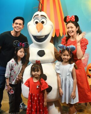 Surya Insomnia Instagram - lesgow pulang ke rumah
.
back to reality? 
.
engga.. kemaren juga reality kok. senyum nya,ketawa nya,capek nya,reality juga 
.
ah 4 princess ini lucu sekali..