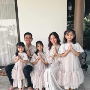 Surya Insomnia Instagram - maafin lahir batin yaa
.
ah baju kami senada sekali bukan
.
elok gitu terlihatnya..
.
ah bisa aja kami

#rayawithMUDA