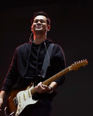 Surya Insomnia Instagram - kadang jadi basser
.
kadang jadi vocaler
.
kadang jadi guitarer
.
padahal ada satu lagi jadi dramis.. dipotong ucup vak..!
.
makasih @andreastaulany @raffinagita1717 @desta80s @dikta udah ngajakin ngeband saya
.
makasih juga @pestapora @kikiauliaucup yang membuat pehelatan bagus banget.
.
.
📷 : @abadiinsan soalnya grady mulai lambat sekarang
