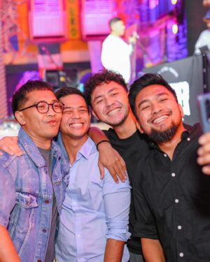 Surya Insomnia Instagram - tentang minggu lalu
.
gw sama @tyararenata sekarang tau.. temen temen kita ternyata sayang sama kita
.
senyum nya mereka itu yg seru.. happy banget liat mereka happy
.
sekali lagi selamat ulang tahun sayang tahun depan lagi sip okeh mantap kita undang chris martin akustikan kalo ama coldplay beda 10 juta kabarnya
.
📷 : @gradykayzel