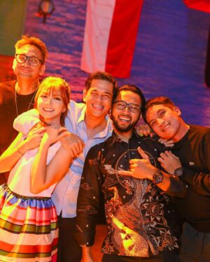 Surya Insomnia Instagram - tentang minggu lalu
.
gw sama @tyararenata sekarang tau.. temen temen kita ternyata sayang sama kita
.
senyum nya mereka itu yg seru.. happy banget liat mereka happy
.
sekali lagi selamat ulang tahun sayang tahun depan lagi sip okeh mantap kita undang chris martin akustikan kalo ama coldplay beda 10 juta kabarnya
.
📷 : @gradykayzel