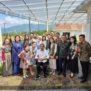 Surya Saputra Instagram - director kami hari ini...😁
sehat2 terus ya pak @jokowi
terimakasih @mnc_pictures dan pak @hary.tanoesoedibjo
sukses untuk @movieland.lido