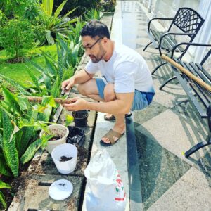 Surya Saputra Instagram - ada waktu kosong dikit..ganti media tanam dulu ah..tanemannya lagi stress hehehe..ni matahari nggak bisa santai dikit apa hari ini.panas bener