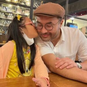 Surya Saputra Instagram - tatjana lagi romantis banget akhir2 ini..kayak kemaren tiba2 bilang daddy i love you so much...trus minta kiss🥹..
thank you istriku @cynthia_lamusu udah di bikinin video nya...yg bikin aku yg lagi meeting ini mewek depan orang2

i love you my daughter..