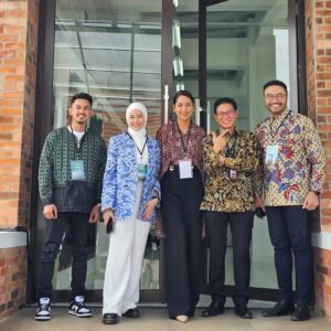Surya Saputra Instagram - director kami hari ini...😁
sehat2 terus ya pak @jokowi
terimakasih @mnc_pictures dan pak @hary.tanoesoedibjo
sukses untuk @movieland.lido