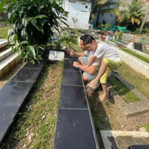 Surya Saputra Instagram - maaf ya pa baru bisa ziarah hari ini ke makam...love you pa