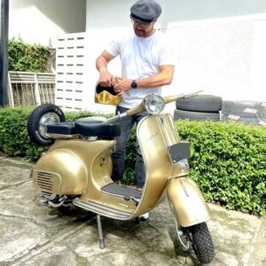 Surya Saputra Instagram - kalo lagi penat emang paling asik dah kena angin dikit2..tapi kalo kebanyakan tetep aja masuk angin hahahaha..

dipotoin si eneng @cynthia_lamusu 

#vespa 
#vespaindonesia