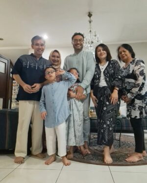 Surya Saputra Instagram - selamat idul fitri semuanya..baru bisa posting sekarang hehehe..maafin kalo ada salah2bya..semoga amal ibadah kita selama bulan ramadhan diterima Allah..dan kita semua dipertemukan kembali dengan ramadhan tahun depan..
