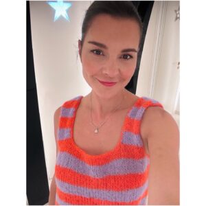 Susan Hoecke Instagram - Lasst uns Fairhalten!! Nur wenn wir fair handeln, kann sich etwas verändern! Bin so dankbar Teil dieser @fairtradede “Bewegung” sein zu dürfen!
Und weil so viele fragen: das Oberteil ist handmade von der wunderbaren @jess.at.home schickt ihr einfach ne DM, dann zaubert sie euch auch Eines💜🧡