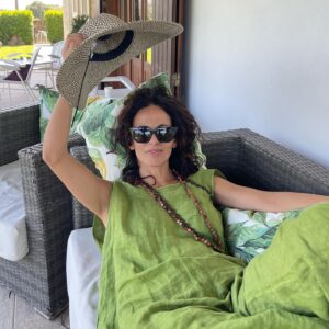 Susana Arrais Instagram - Entrar em férias, depois de quase um ano desde que começaram os ensaios da novela, é mais ou menos como sair do barco, voltar à terra, e ainda andar tudo a balançar.
Mas estávamos mesmo a precisar. 💚🍀
.
#férias #cuidadocomosol #bebamágua