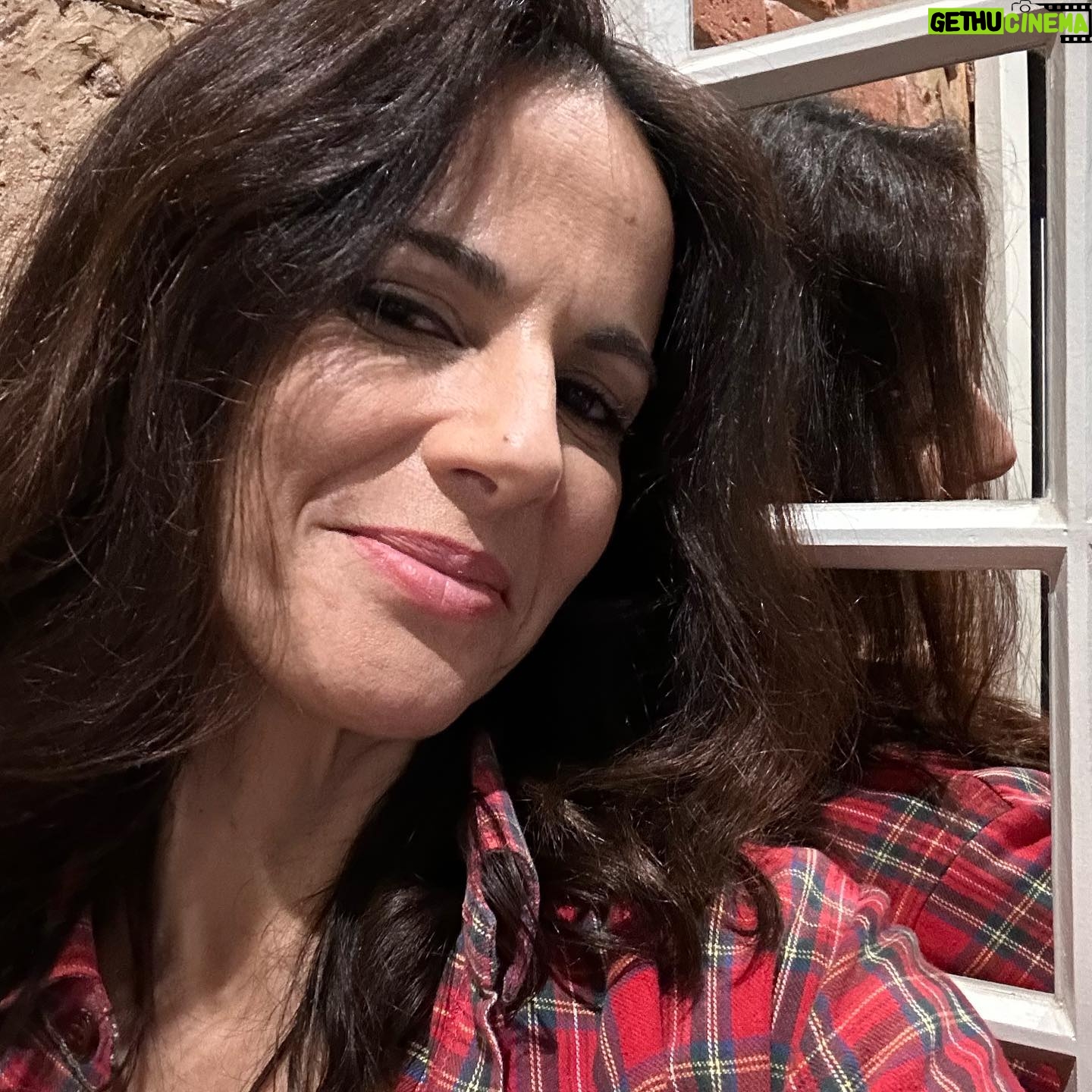 Susana Arrais - 1.6K Likes - Mais um ou menos um?
Tentar olhar o futuro com esperança.
Fazer a nossa parte para tornar o mundo mais gentil.
Fazer por contribuir para um planeta com futuro.
Isto não é um jogo, não dá para desligar e voltar a ligar.
Mas se existe algo de recomeço neste dia, então que seja para começar a agir mais, a amar mais.
É o amor que nos salva.
A todos, um ano de mais amor e que todos os dias sejam de grandes resoluções e concretizações.
💚 🌎
#amor #love #paz #igualdade #gentileza #generosidade #mundo