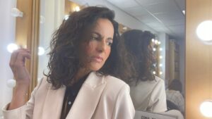 Susana Arrais Instagram - Quando a Empregada Doméstica tira o avental, ou “coisas que me acontecem”.
.
Fotos da @leonorseixas 
#tv #telenovela #bastidores #actriz 
#leonorbaboactores
