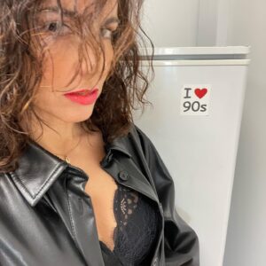 Susana Arrais Instagram - Coisas que me acontecem…
Quando a “minha Sofia” se põe a fantasiar com o “Professor” 
.
Quem viu a cena com o @diogoinfanteoficial ?
.
#queroévivertvi 
#tv #telenovelas #tvioficial 
#leonorbaboactores 
#actriz