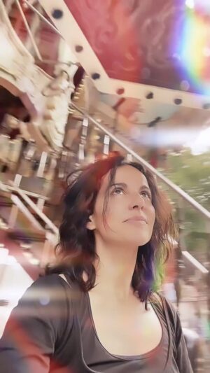 Susana Arrais Instagram - Ontem fiz 47 voltas ao carrossel 🎠 
Já dá para ficar com a cabeça às voltas 😂
Mas mesmo assim, resolvi celebrar e abraçar pessoas que me enchem o coração.
Foi um dia bonito.
É bom ter dias bonitos.
O Daniel é um bocado culpado disso, porque insistiu para que festejasse, e ainda bem.
São só 47… mas por fora não se nota! 😎😂
É bom ter dias bonitos em dias em que a saudade parece que aperta com mais força.
Valeram-me os abraços apertados ❤️

Aos que estiveram, aos que se fizeram presentes de maneiras mais virtuais e aos que não puderam mas queriam muito…
A todos o meu obrigada pelo sol que me fizeram sentir no meu dia.
Estou zonza das voltas e dos brindes, mas feliz.
Mais uma volta, mais uma viagem!
💚🍄🎠🍀🌻❤️🍷